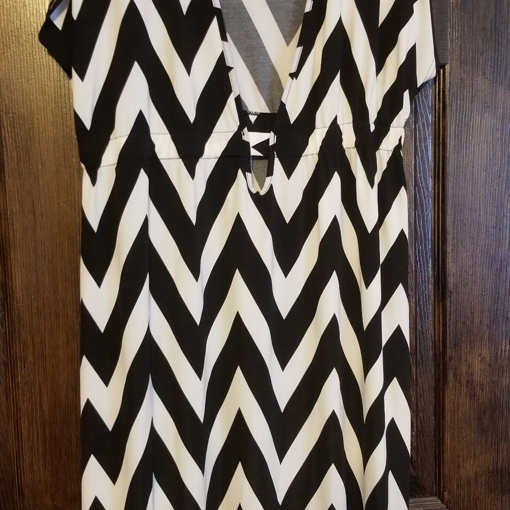 EUC Black and White ZigZag Print Dress/Cover-up